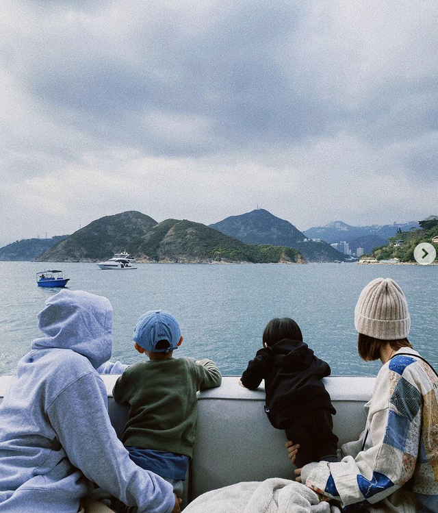 组图:余文乐怀抱女儿画面有爱,女子王棠云晒贴脸照