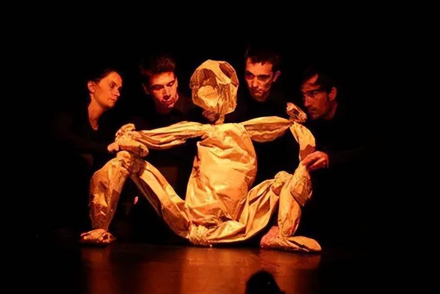 阿满喜剧系列电影,在营构情境上,着重展现人物性格推