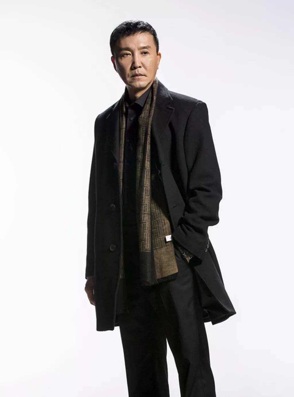 老戏骨黄志忠吴刚罕见聚会,临别时握手拥抱感情好,曾因长得像让观众分