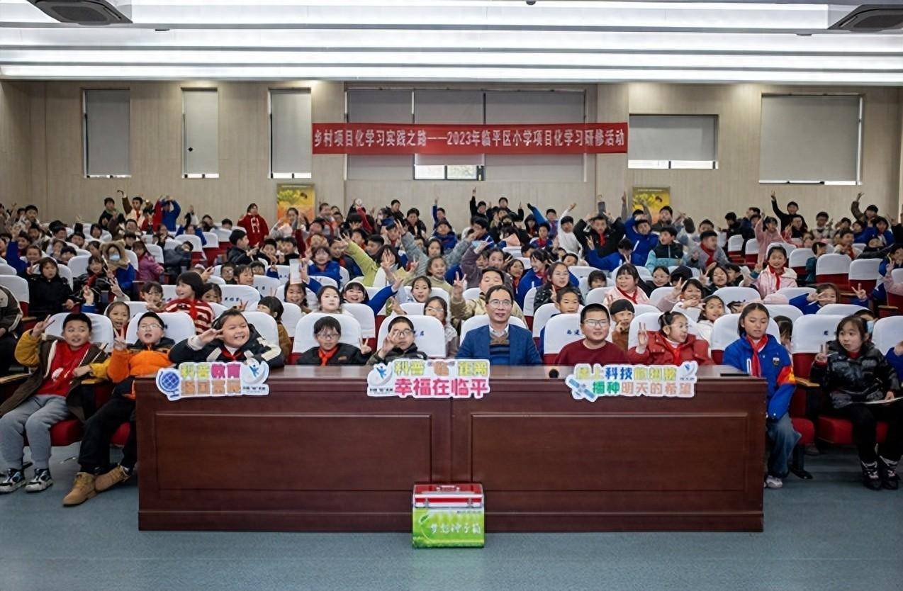 家郑火青为临平区运河小学的学生们带来了一场别开生面的《与蜂共舞