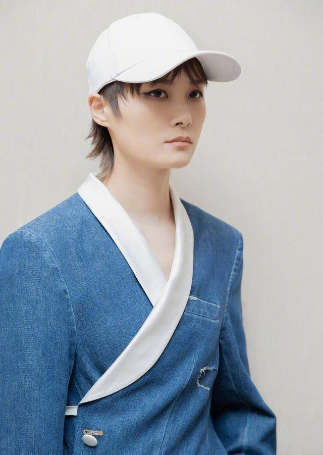 李宇春现身"歌手"舞台,一身牛仔套装,尽显个性魅力_白色_设计_时尚