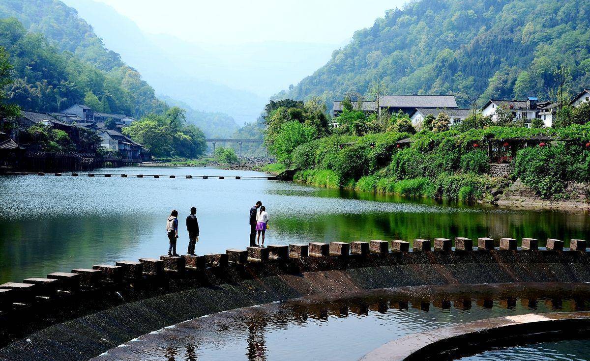 例如街子古镇,罗泉古镇,清溪古镇,等,在当地都是一大旅游资源