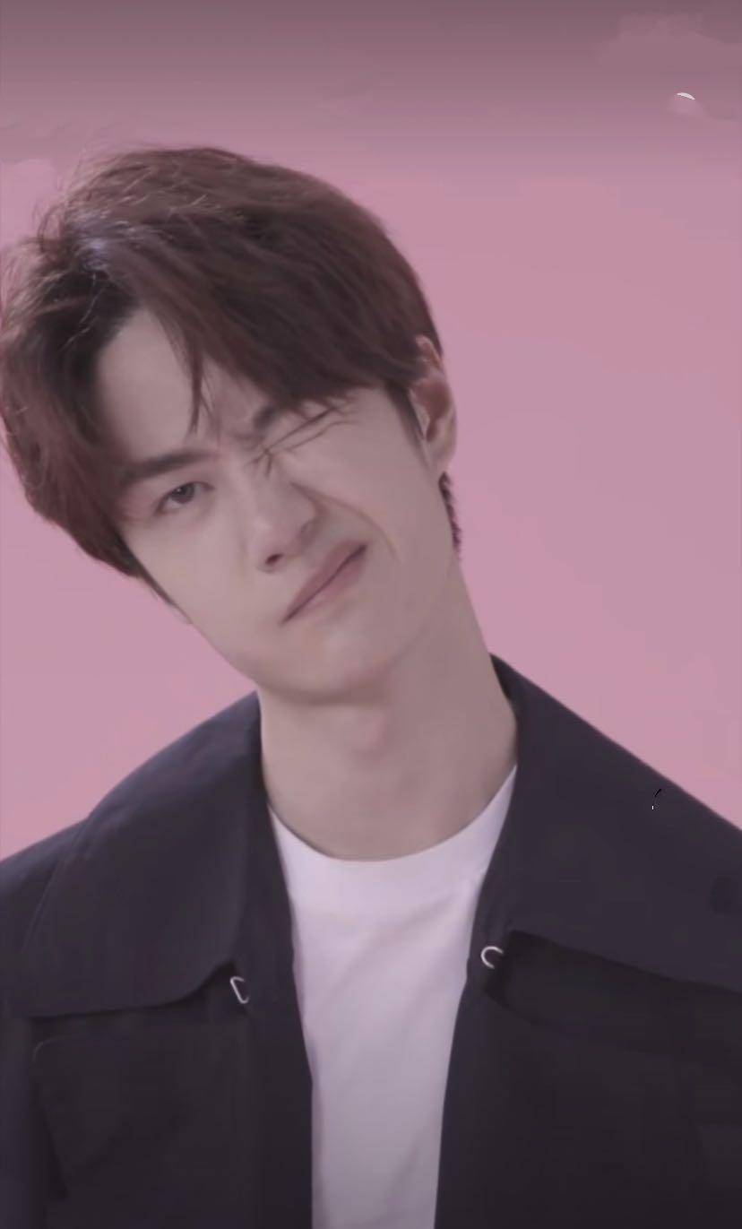 原创王一博晒出最新5连拍罕见戴美瞳偶像包袱碎一地