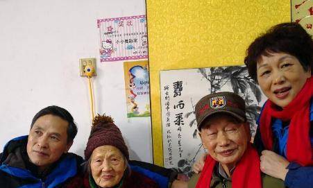 时隔73年,百岁女兵再次见到丈夫,老人一眼认出后痛哭不已_周秀莲_杨平