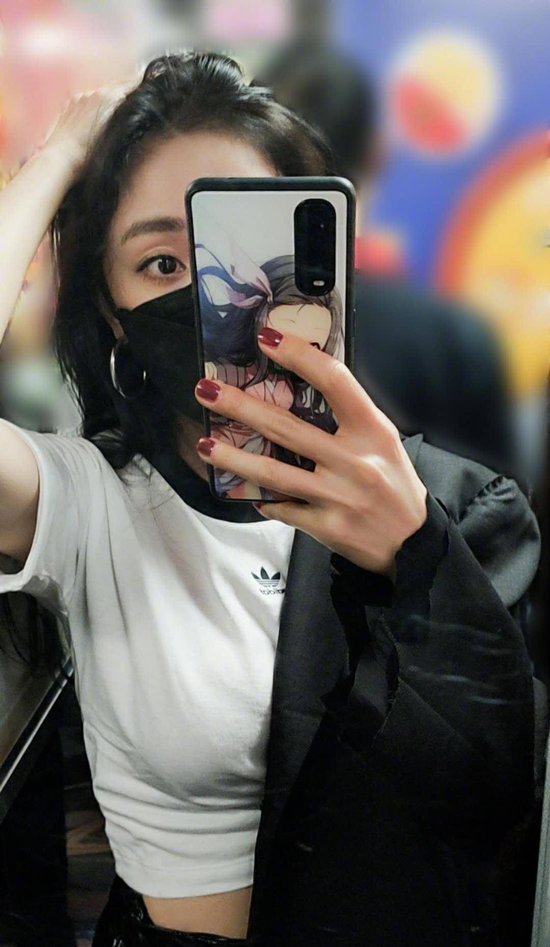 杨幂营业晒自拍,露出腹肌炫耀身材,发文称自己:阿幂_绿色植物_风格
