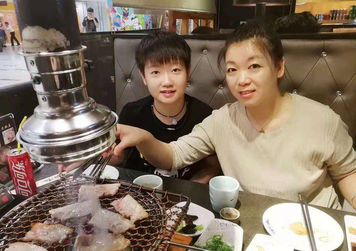 孙颖莎:釜山世乒赛女团夺冠头号功臣,用金牌告慰天堂里的奶奶