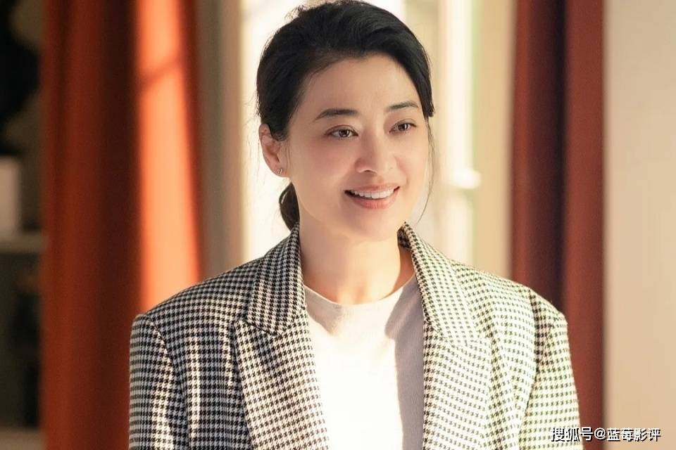 梅婷则以她公认的好演技向观众展示了心外科医生肖雪的坚毅和担忧,每