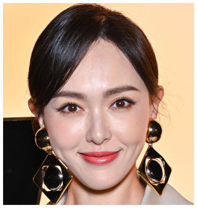 原创40岁唐嫣惊艳时装秀皮肤白皙细腻散发疲态网友热议