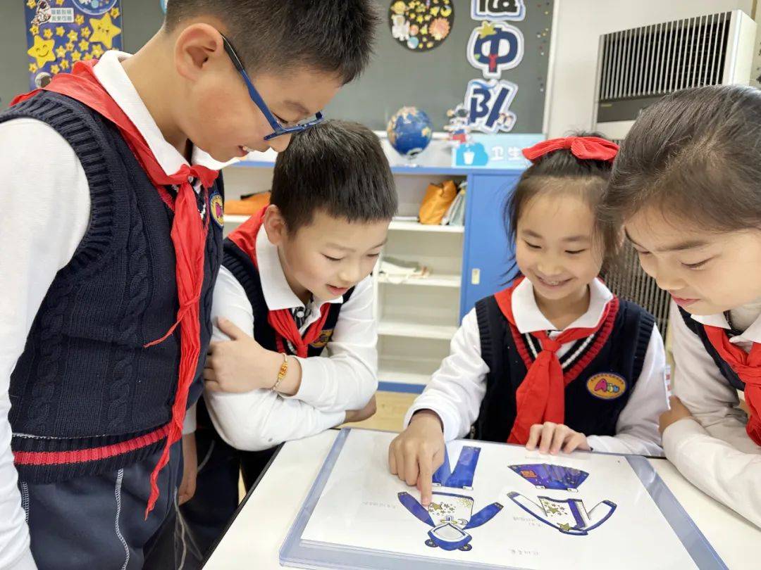 图 | 徐嘉妮同学和中队小伙伴分享自己校服设计作品的亮点新学期,黄浦