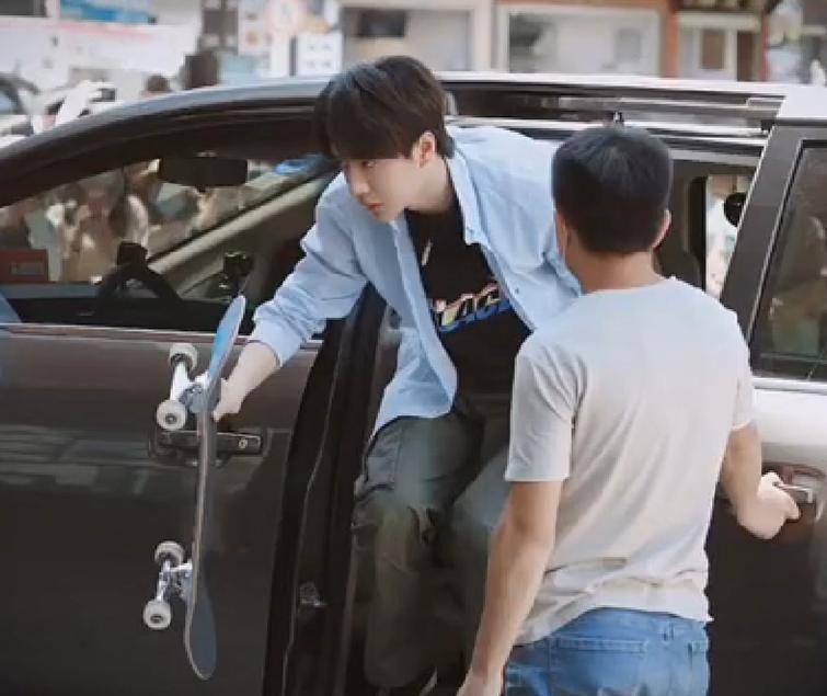 原创王一博抵达昆明录天天下车后狂奔裤子却穿了一个星期