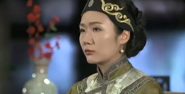 她两度丧夫三度丧子,被婆婆骂克夫克子,后来却生下一子闻名世界