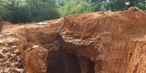 的轰动,当时人们考证这批竹简的出处,一直认为是从魏襄王墓中出土的