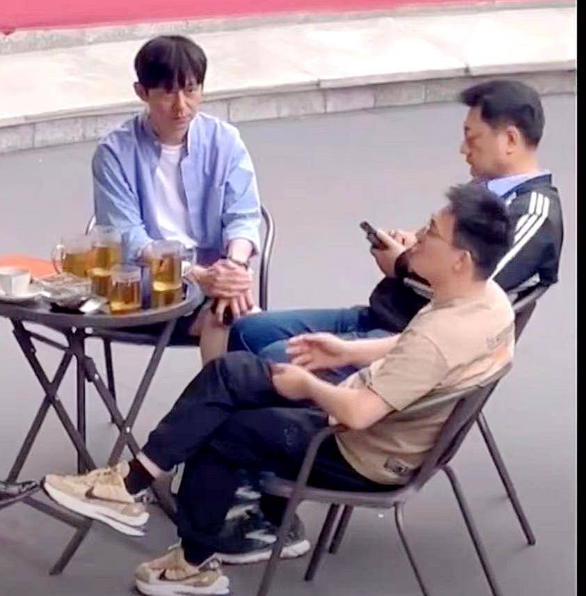 何炅汪涵私下组局,与湖南台高层喝茶聊天,只有何炅一人正襟危坐_节目