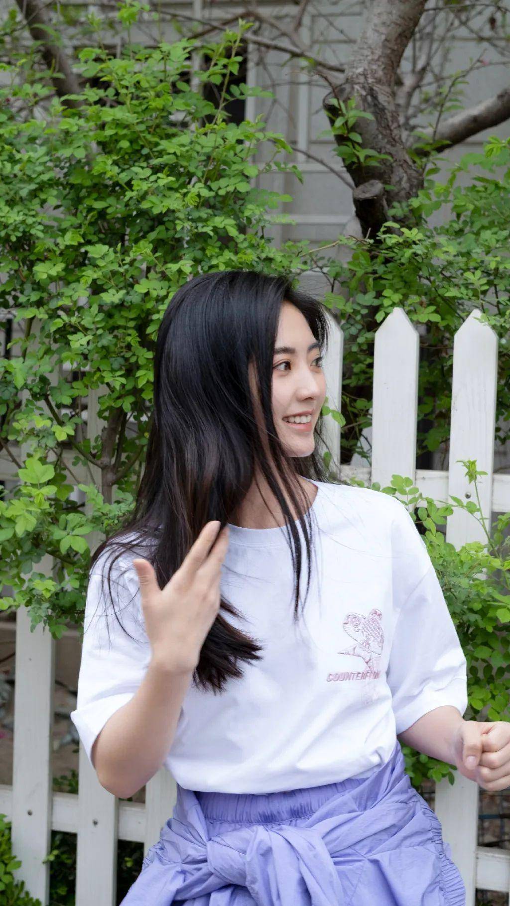 邢菲一直在小成本甜宠网剧圈子打转,倒真是没有缺过戏拍,就去年一年