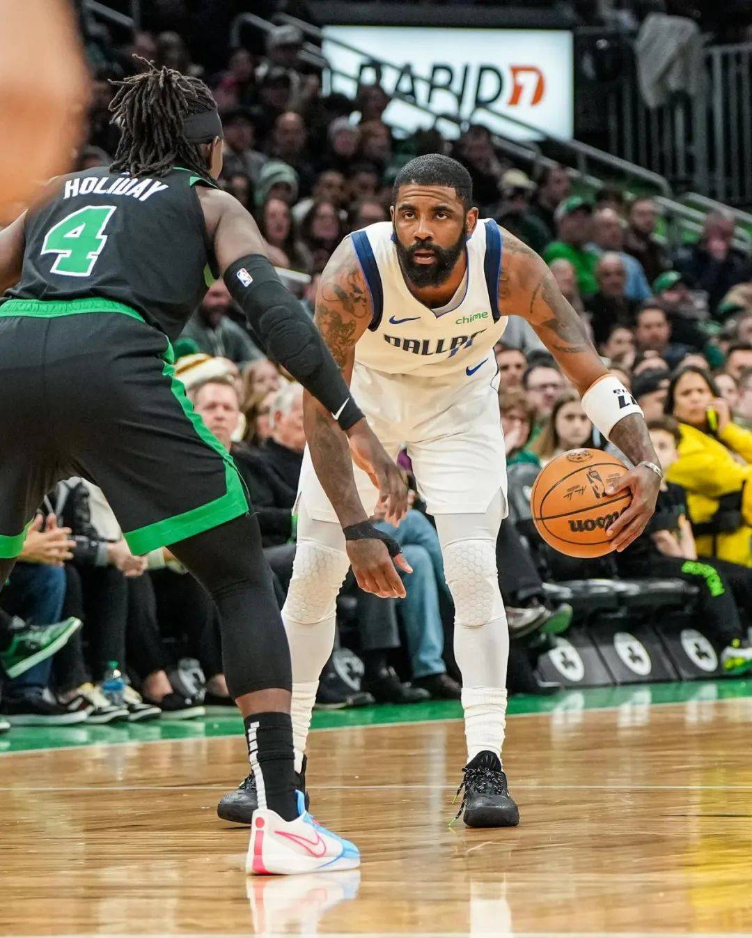 独行侠这边,欧文只要一拿球,全场球迷狂嘘.