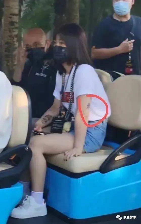 而井柏然的小助理手臂上恰巧有个一样的纹身.