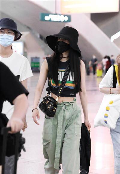 杨幂的身材真绝了!穿露脐装搭配高腰长裤,网友:不输女团偶像!