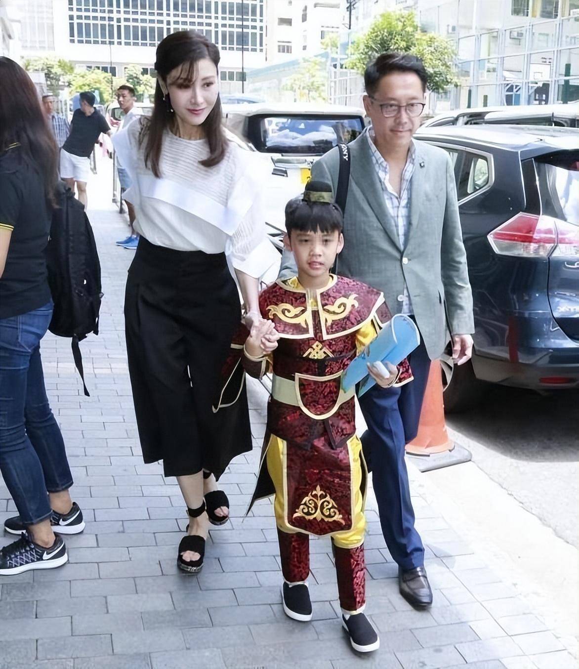 不顺,虽然她一直流连在土豪之间,甚至被曝介入梁朝伟和刘嘉玲的感情