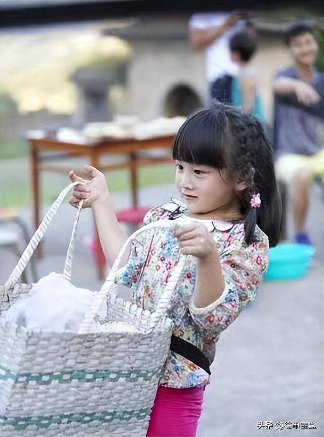 如今的她,和她的妈妈叶一茜一样,长相依旧甜美可人,一双大眼睛也非常