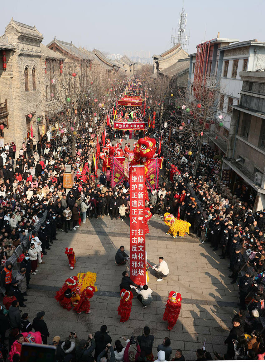 2月25日,在河南省浚县举行的正月传统古庙会上,数十支由当地群众组成