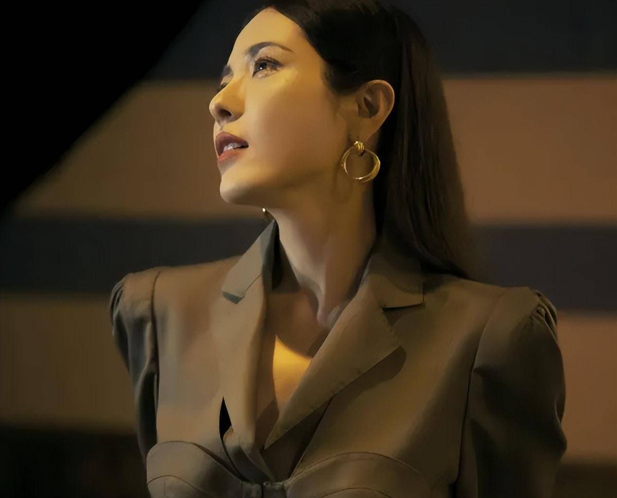 跟她曾经在中戏一个班上的有:胡静,章子怡,刘烨等多个名字,曾黎在节目