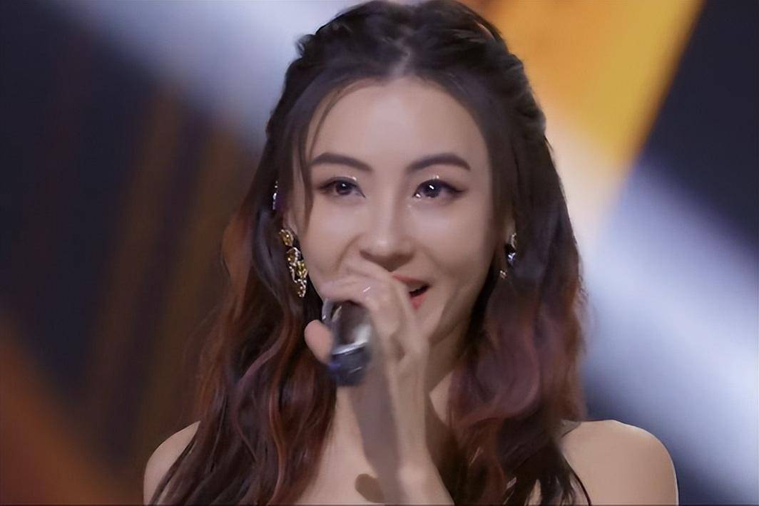 原创张柏芝孙东海现身泳池她穿黑衣笑容甜蜜男方与3娃互动显拘谨