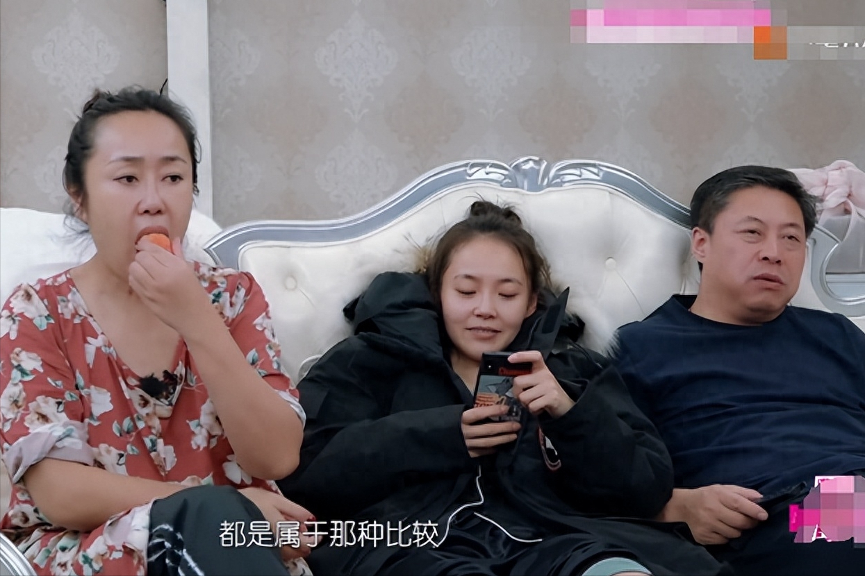 原创她帮助继父求婚21年不认亲父成名后给母亲买500万的房子