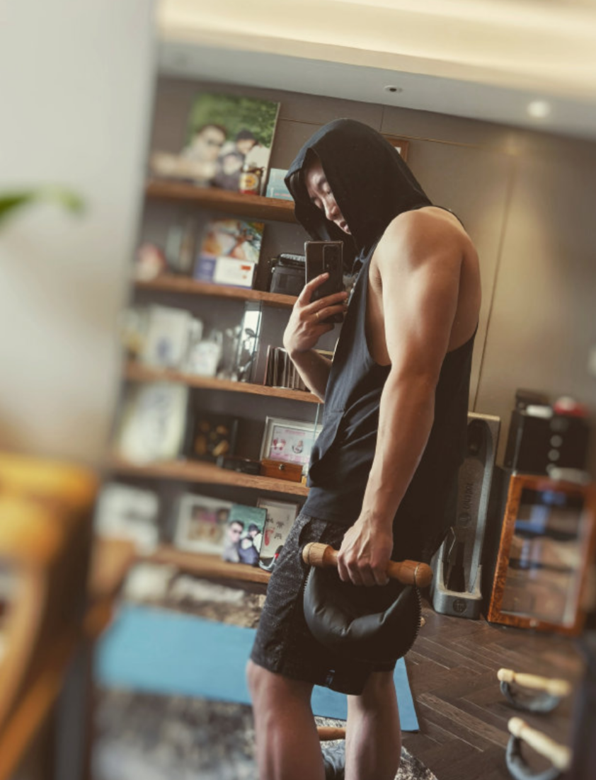 原创郑恺晒优越身材手臂肌肉壮如石头身后书柜摆满一家三口合照