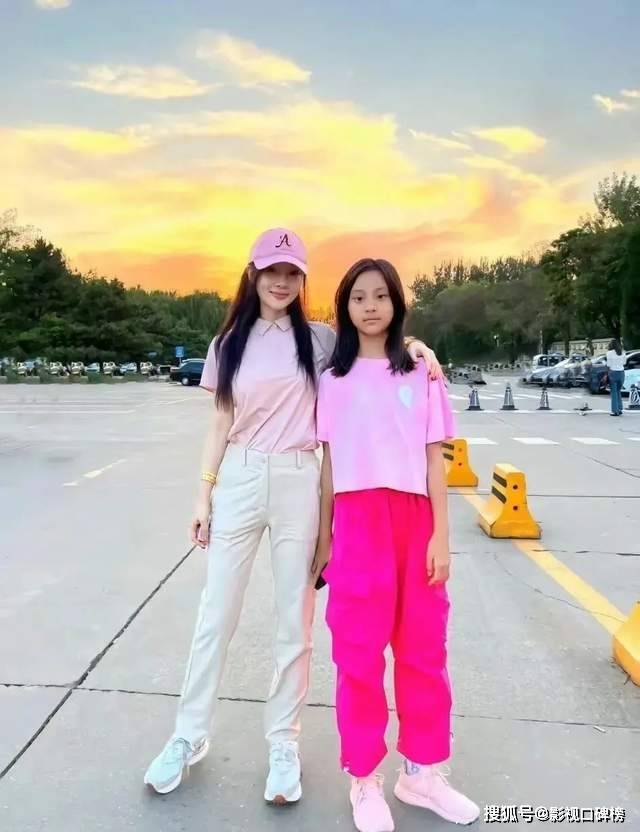 原创甜馨cos初音被骂注销微博清空抖音被嘲不愧是李小璐翻版