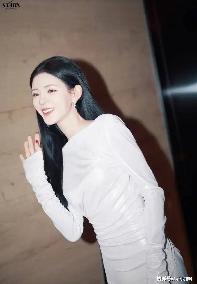 原创张予曦亮相乘风2024连衣裙显双腿笔直性感美背引人心动