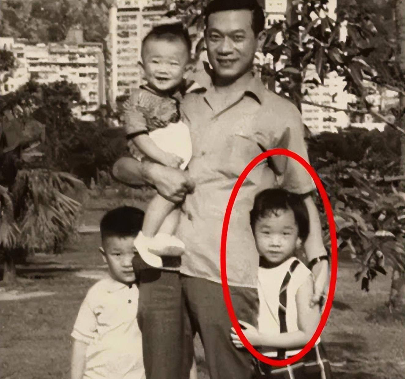 在百花绽放的娱乐圈里,林忆莲的外貌并不出众,小时候就是这样.