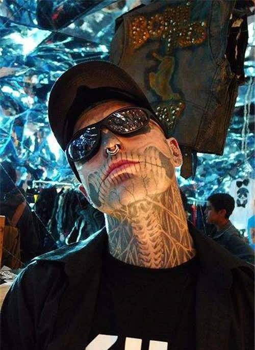 晚上就去俱乐部表演摇滚乐,在这个过程中,他一直都没有停止纹身的步伐