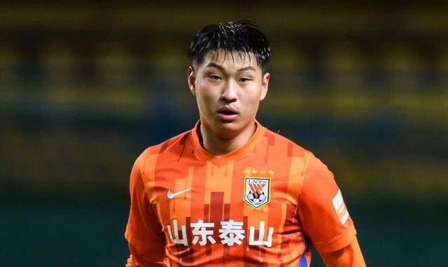 由于主力中后卫实力强劲,陈国良选择转投深圳队,继续发展自己的足球