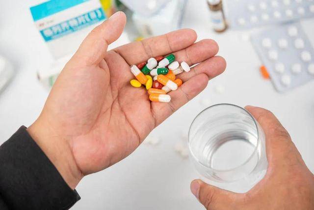 烟酸类药物:如阿西莫司等,这类药物的主要目标是降低甘油三酯(tg)