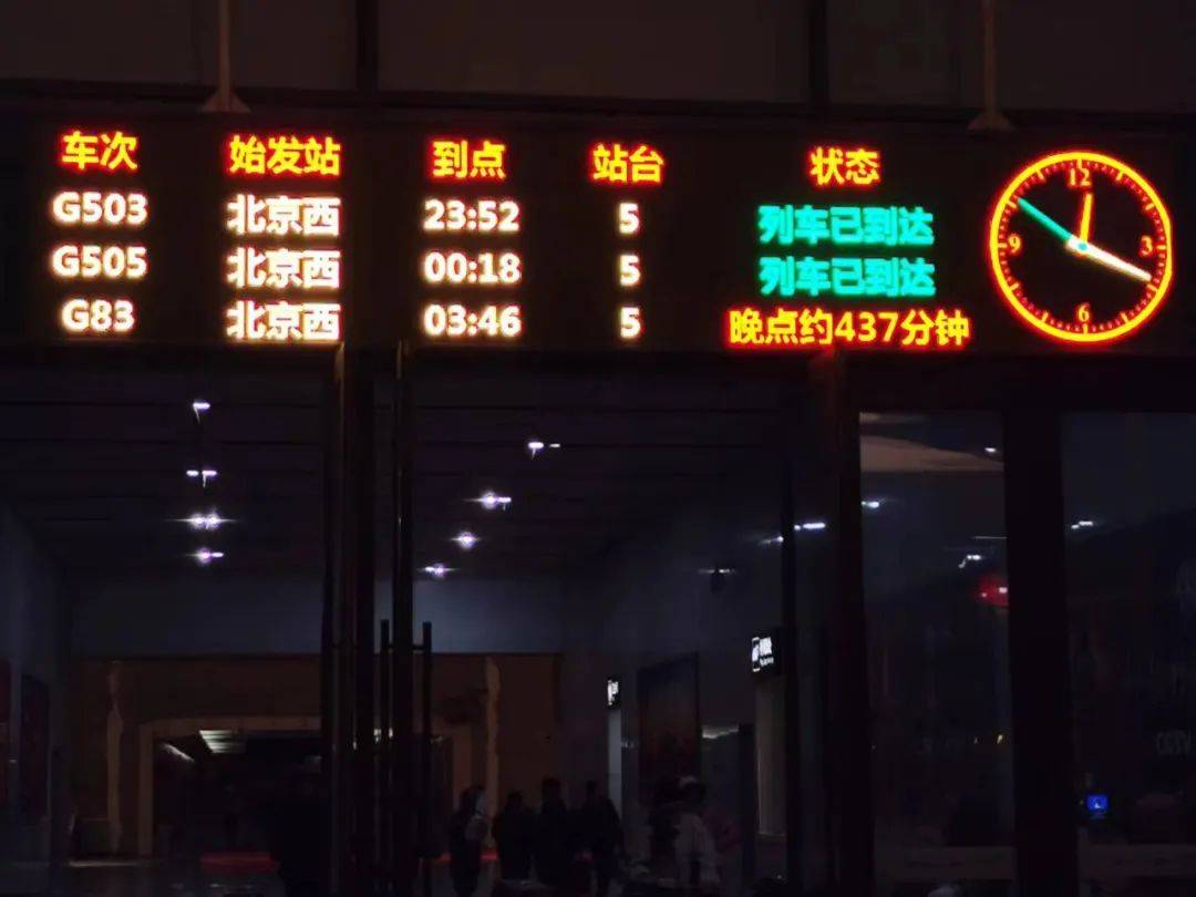 坚守岗位 演绎最美"敬业福" 记信阳高铁东站交通执法人的除夕夜_乘客