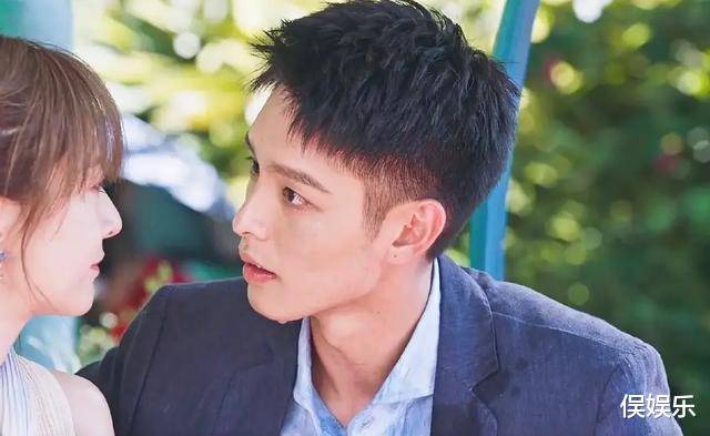 这部网剧开播就"撩人",剧情又土又欲,窄腰男主更让人上头_厉腾_剧中