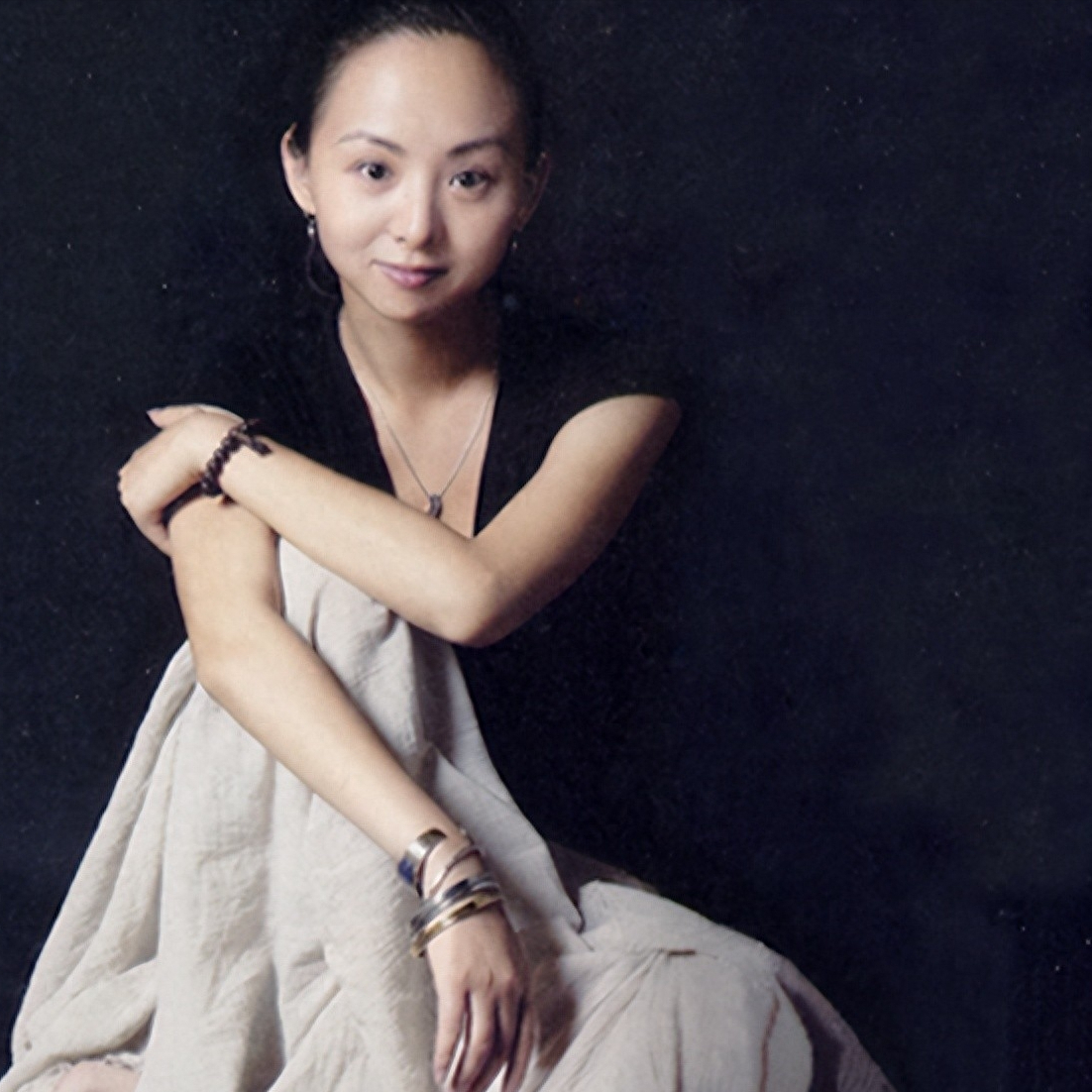 原创当年春晚千手观音聋哑人领舞被富豪苦追8年如今成了这样