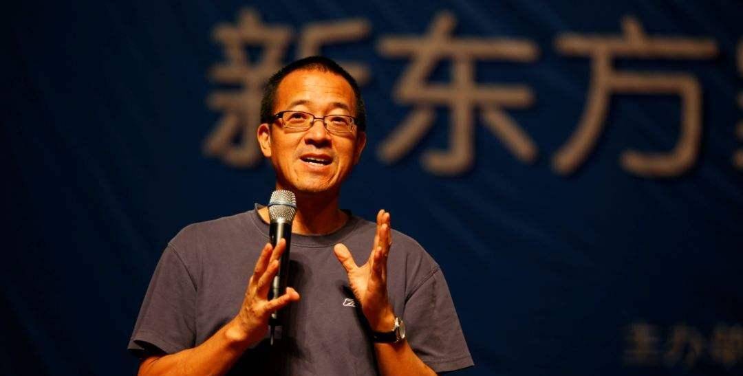 进入大学之后,俞敏洪放松了下来,他把精力转移到了那个年纪的男孩子