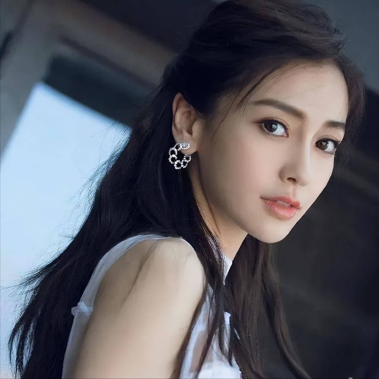 angelababy没有被封杀?登上外刊强势复出,外媒对其评价太讽刺!