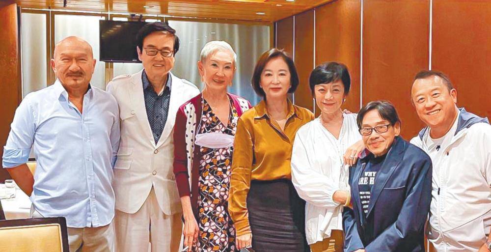 林青霞和曾志伟等老友齐聚会,为石天留下空位,向其