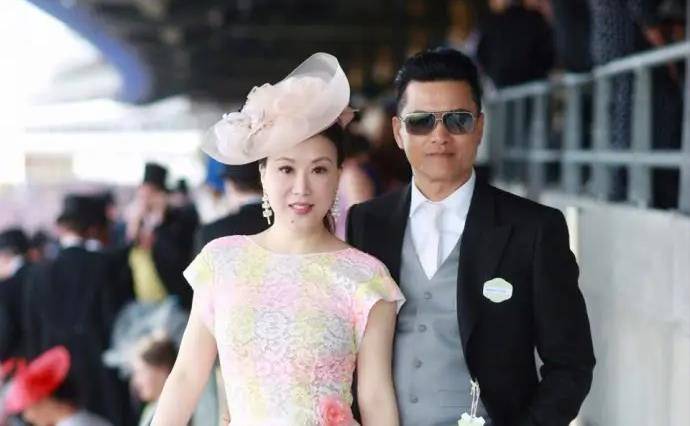 原创吕良伟一婚娶周海媚二婚娶邝美云三婚再娶女强人终于幸福