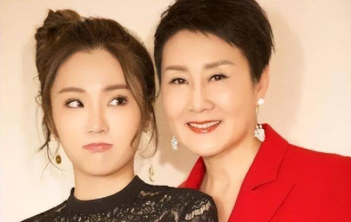 看到她妈妈相信了_漂亮_基因_李小璐