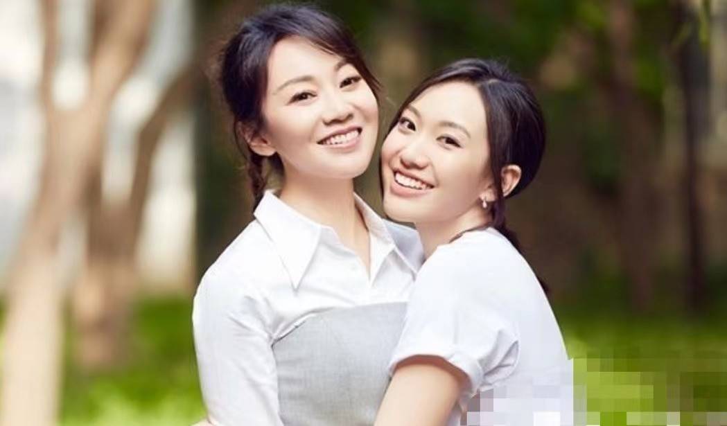 闫妮23岁女儿晒近照,清凉出镜不羞怯,胳膊纤细腰腹无赘肉_邹元清_母亲