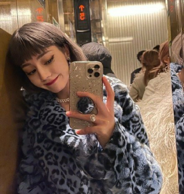 迪丽热巴晒短发自拍照,却用奇怪特效挡住颜值,被粉丝叫"土娃"