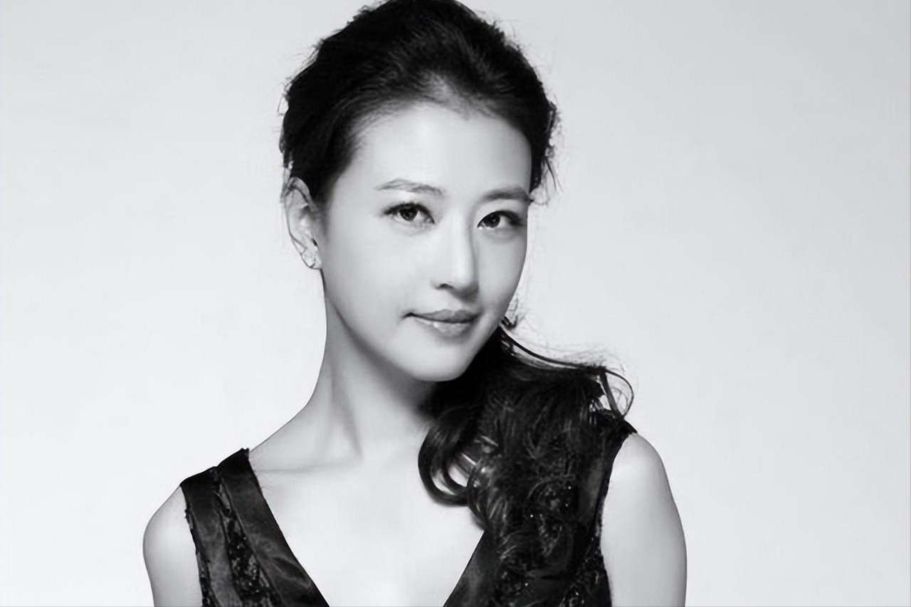 离婚32年,周海媚和吕良伟天差地别:她因病离世无儿女,他已三婚_感情