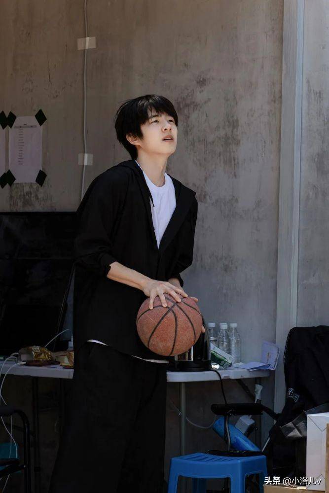 骑上心爱的摩托车,约上朋友一起去篮球场打篮球