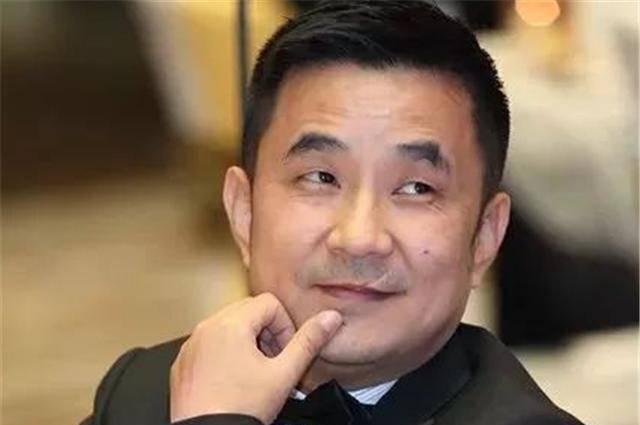 他负债800亿潜逃国外,带走一女明星和70亿,父亲下葬也不回来