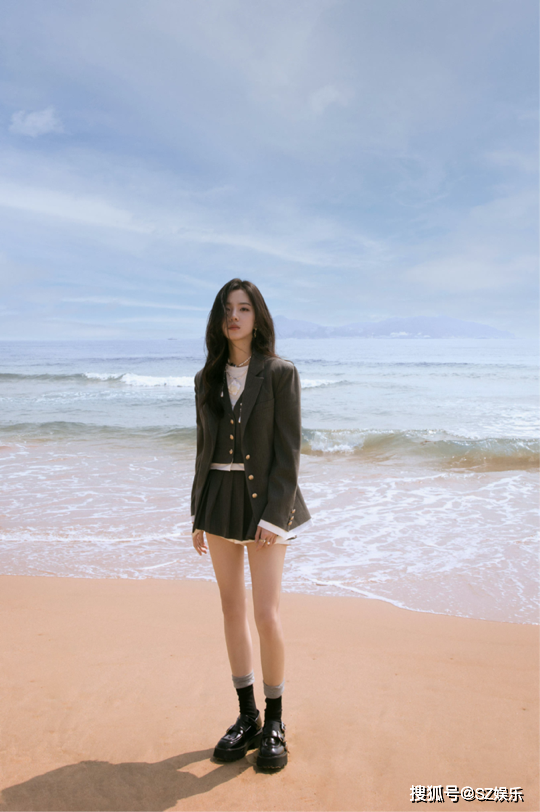 23岁庄达菲主演的电影《年会不能停》超12亿票房,正能量,身材绝,演技