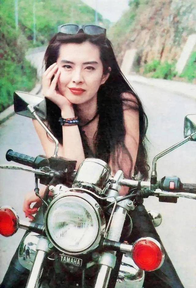 然而,王祖贤却是一个风华绝代的女人,在经历了无数的磨难之后,早早地