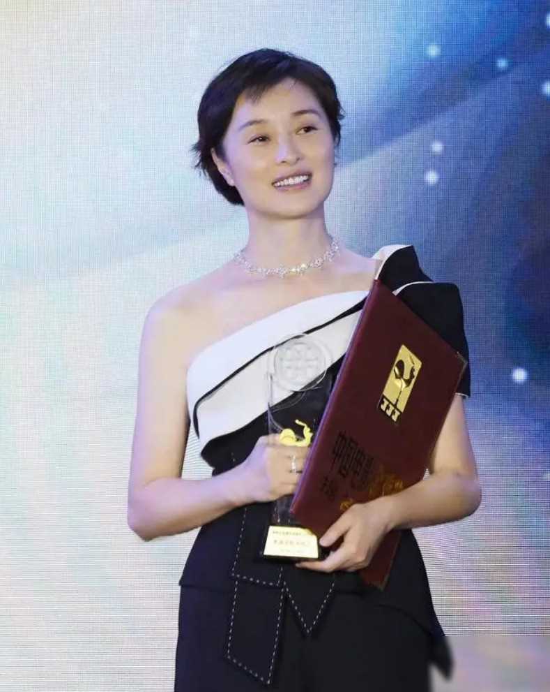 五十多的吴越:离开陈建斌十几年后,就要嫁给自己跟父亲相互依靠_生活_